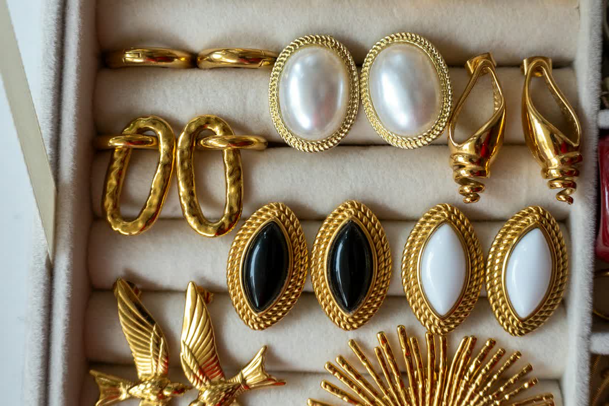 Coleção de joias antigas douradas e pérolas