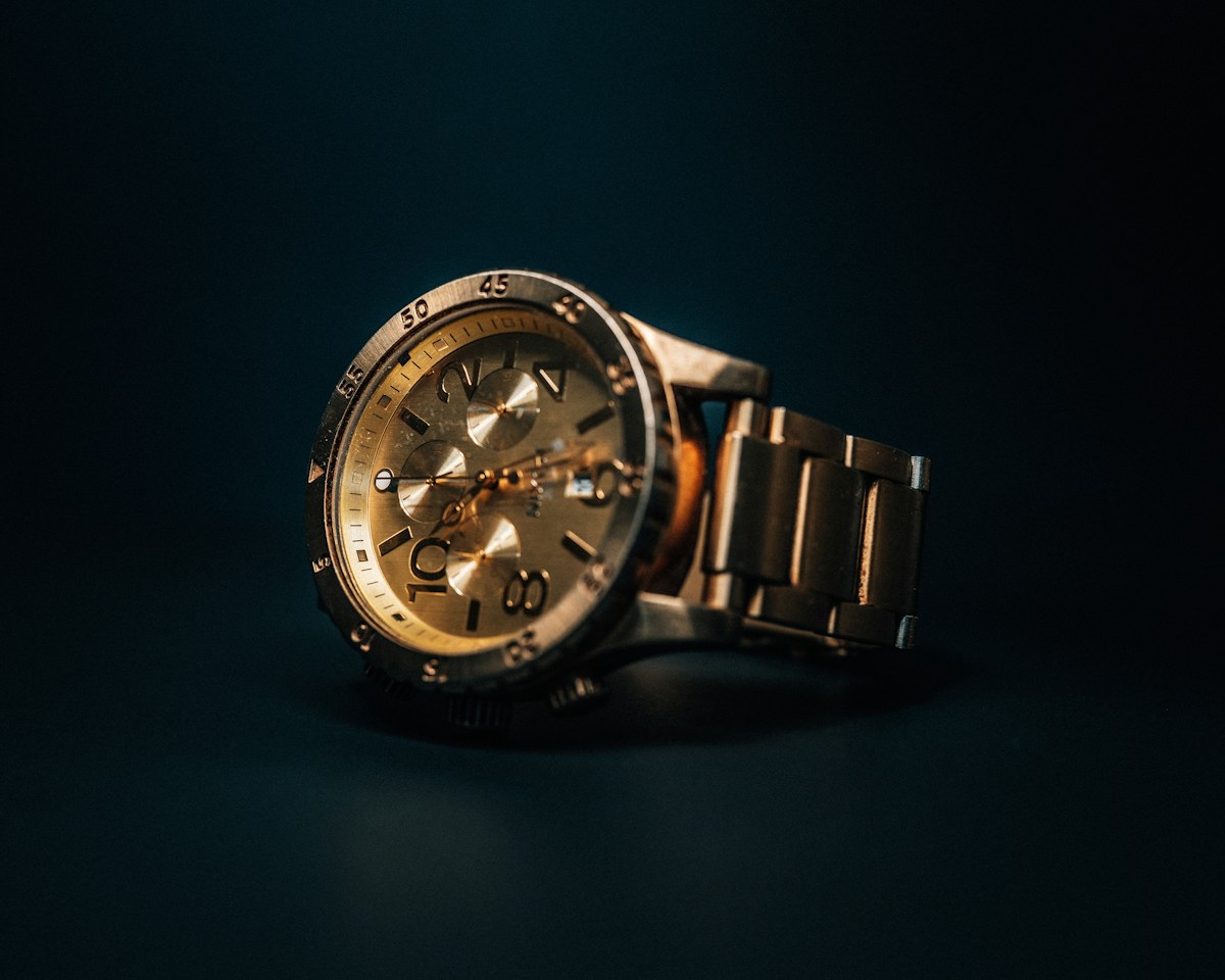 Relógio dourado para avaliação na Compro Ouro Ponto Chic